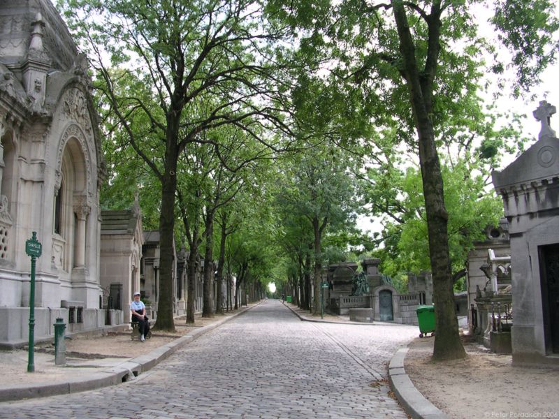 File:Pere Lachaise Avenue De La Chapelle.jpg
