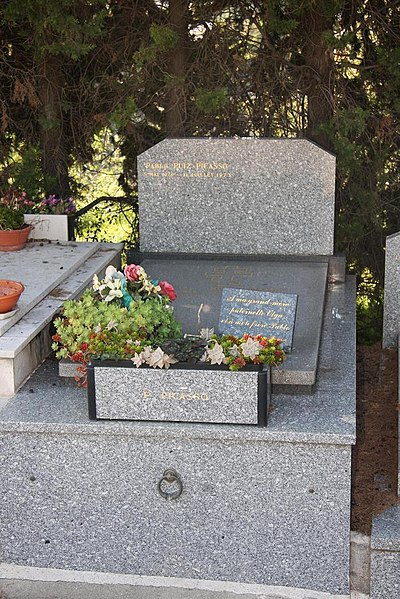 File:Picasso's monument family 2.jpg