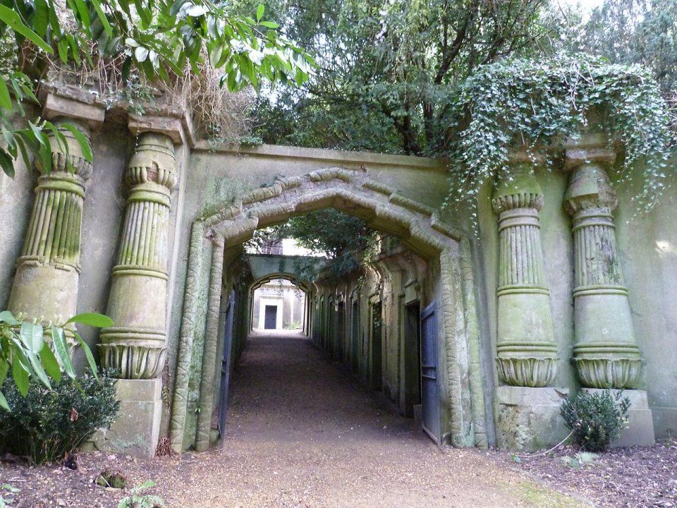 10 самых знаменитых кладбищ