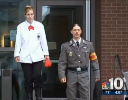 Американец, назвавший сына Адольфом Гитлером, пришел судиться за ребенка в нацистской форме