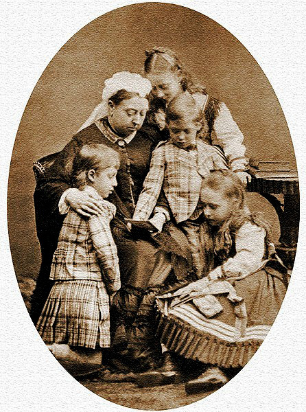 Королева Виктория с тремя правнуками.jpg Королева Виктория с тремя правнуками.jpg