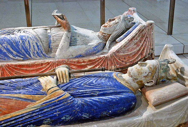 Tombs_of_Henry_II_and_Eleanor_of_Aquitaine_in_Fontevraud_Abbey_Two.jpg