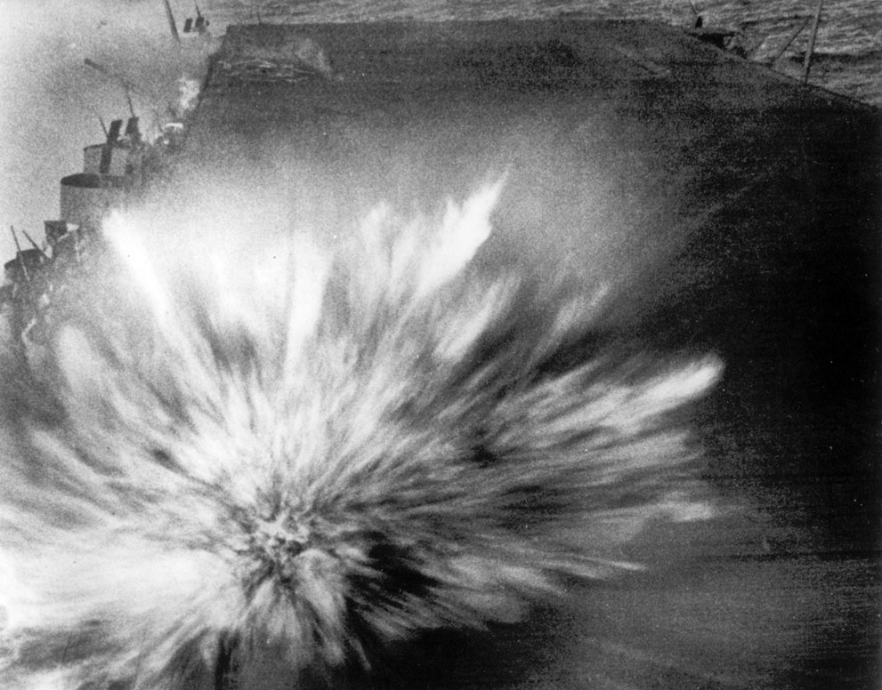 24 августа 1942 года американский авианосец "Энтерпрайз" получил тяжелые повреждения от ударов японских бомбардировщиков. Несколько прямых попаданий в полетную палубу убили 74 человека, среди которых, предположительно, был и фотограф, сделавший этот снимок. (AP Photo)