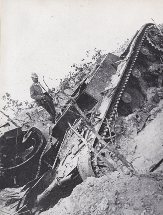 Подбитый советский танк Т-26 на склоне в районе боевых действий. 1938 год