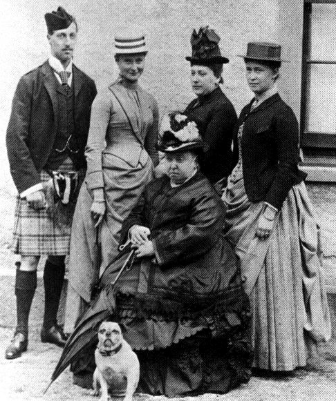 С внуком Альбертом Виктором, внучкой Алисой Гессенской (царицей России), дочерью Беатрисой и внучкой Иреной Гессенской, 1883 г..jpg С внуком Альбертом Виктором, внучкой Алисой Гессенской (царицей России), дочерью Беатрисой и внучкой Иреной Гессенской, 1883 г..jpg