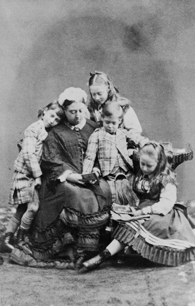 С Альбертом Виктором, принцессой Викторией Гессенской, принцем Георгом Уэльским, принцессой Елизаветой Гессенской, 1871 г..jpg С Альбертом Виктором, принцессой Викторией Гессенской, принцем Георгом Уэльским, принцессой Елизаветой Гессенской, 1871 г..jpg