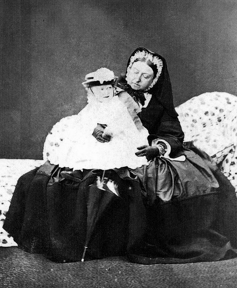 С внучкой принцессой Луизой Уэльской.jpg С внучкой принцессой Луизой Уэльской.jpg