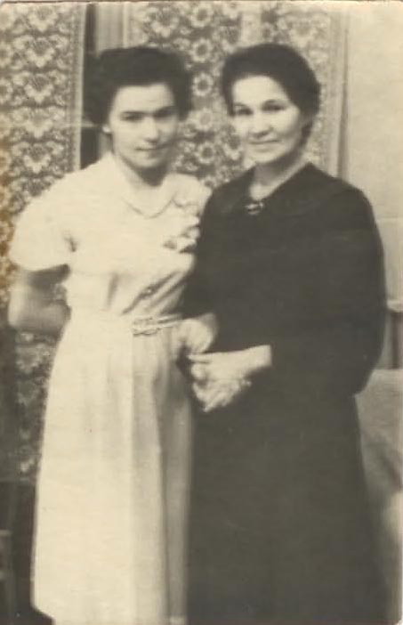 Наина Гирина (в свадебном платье) с Клавдией Васильевной - матерью Бориса Ельцина.jpg