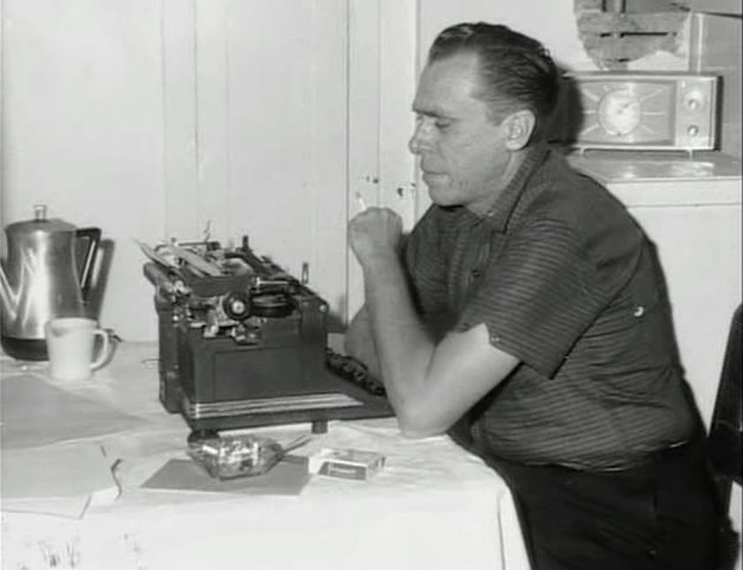 Чарльз Буковски за работой.jpg