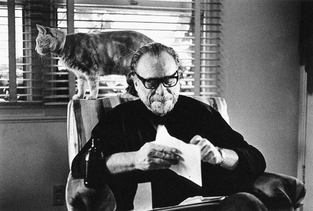Чарльз Буковски с котом.jpg