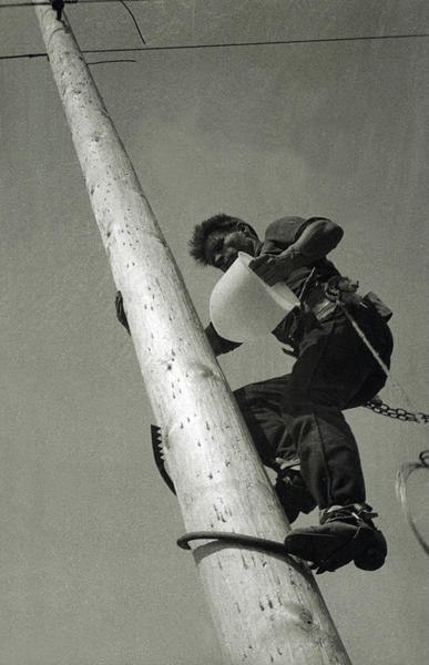 Монтер на столбе