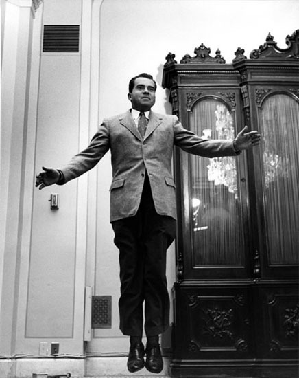 Ричард Никсон в прыжке